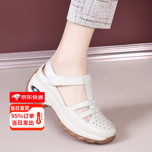 意尔康王子真软皮厚底镂空洞洞凉鞋女2025夏季新款坡跟妈妈鞋软底轻便休闲鞋 米白色[升级版] 39