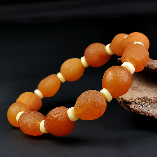 Amber style, one thing, one picture, one certificate, natural beeswax bracelet for men and women, original leather sea drift material, raw amber stone with skin, 15.52g, size about 11*13mm