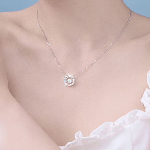 Lao Fengxiang's Beating Heart Silver Necklace for Women 2025 New Birthday Gift for Girlfriends and Wife High-end Niche Practical L-D74 Heartbeat Garland Necklace + Brand Gift Box