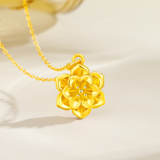Lao Fengxiang 18K gold necklace for women, romantic flower pendant jewelry, fashionable and versatile birthday and anniversary gift for girlfriend and wife, 18K gold gilded flower dream about 0.2g* brand gift box