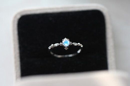 Chili natural Sri Lankan moonstone ring blue moonstone women's ring S925 sterling silver moonlight simple gift 4mm moonlight slightly cotton cracked colorful light