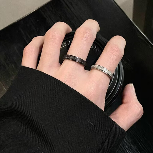 Gypsophila frosted black and white ring for men and women niche high-end design couple rings titanium steel non-fading ring Gypsophila frosted silver ring No. 8 reference weight 115-125Jin Jin is equal to 0.5 kg and is worn by the crowd