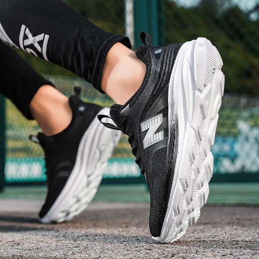Zapatos para hombres de New Balance zapatos deportivos transpirables en verano nuevo estilo volador malla liviana zapatos de carrera transpirables zapatos para mujeres new balance 698 blanco y negro 42