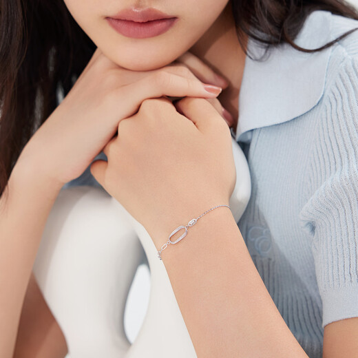 Lukfook Jewelry Platinum Bracelet Möbius Ring Platinum 950 Bracelet Price GJPTBB0012 Approximately 2.23 grams