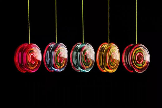 Qili Bunte Geisterhand 2a Jo-Yo Kinder leuchtend Live Sleeping Yo-Yo Anfänger obere Basis-Rotary-Yoyo-Ballspielzeug D1 transparentes Glitzerpulver Neu