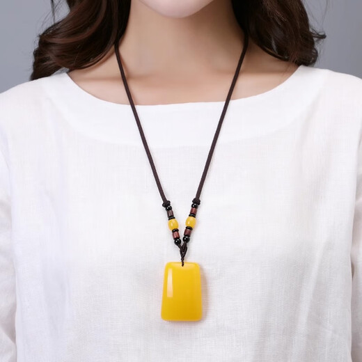Fat Donglai buys the same style of water drop beeswax amber pendant original stone for old men and women chicken oil yellow safe buckle beeswax water drop necklace