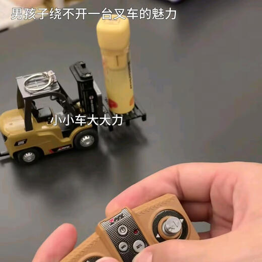 Remote control forklift mini alloy engineering vehicle model toy children's gift electric car music spray crane remote control forklift 1 set of body battery + screwdriver