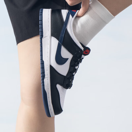 Nike (Nike) Chaussures officielles du magasin de navires de navigation Nouveau style rétro Dunk Low Lightweight Shoes Low Top Fashion Casual Chaussures HJ9202-001 / noir, blanc et bleu / nouvellement lancé 37,5