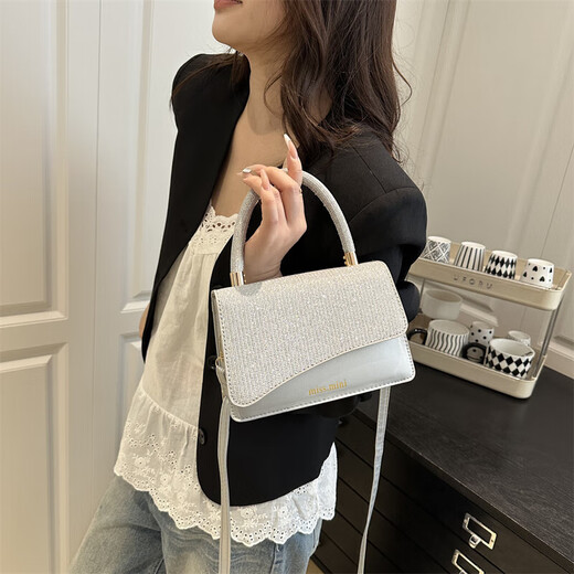 2025 Summer Nuevo exquisito estilo perezoso Bolso cuadrado de moda Internet Viajes de un solo hombro Bolso de bolso de cuerpo cruzado plateado