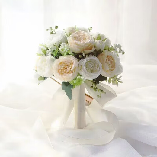 
Zhenxi bride gets a marriage certificate and holds flowers and takes photos and props. Simulated flowers and bouquets of weddings. White roses. Three lives and three lives. [Champagne + white]