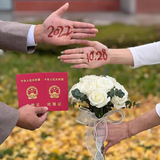 Star Duo Bride hält Blumen im chinesischen Valentinstag von Hochzeitsvorschlag, um eine Heiratsurkunde zu erhalten, die Blumen mit Hochzeitsfotografie -Requisiten simuliertes Strauß Champagnerfarbe hält Blumen [ferses Produkt]