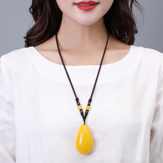 Fat Donglai buys the same style of water drop beeswax amber pendant original stone for old men and women chicken oil yellow safe buckle beeswax water drop necklace