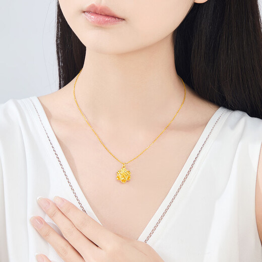 Lao Fengxiang 18K gold necklace for women, romantic flower pendant jewelry, fashionable and versatile birthday and anniversary gift for girlfriend and wife, 18K gold gilded flower dream about 0.2g* brand gift box