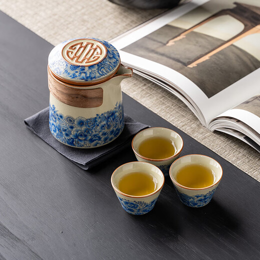 Travel tea set, one pot and three cups, Ru Kiln quick cup, convenient blue and white ceramic tea water separation for outdoor camping, Ru Kiln Huang Wanwen - Tianxiang wooden handle cup + 3 cups + black bag