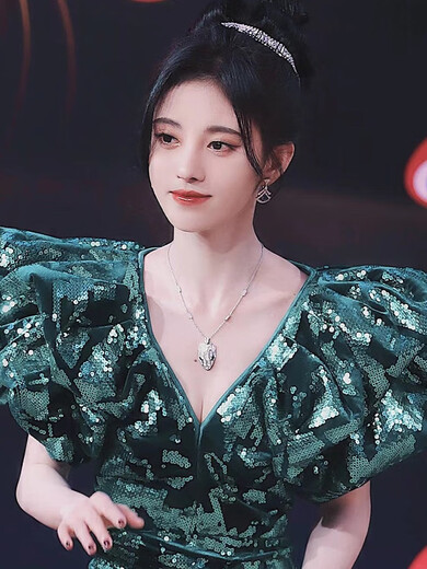 Ju Jingyi and Wu Lei's same snake head necklace for men and women, light luxury and personalized temperament, diamond-set snake-shaped V gold-plated 18K clavicle chain, silver blue eyes
