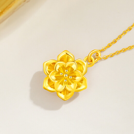 Lao Fengxiang 18K gold necklace for women, romantic flower pendant jewelry, fashionable and versatile birthday and anniversary gift for girlfriend and wife, 18K gold gilded flower dream about 0.2g* brand gift box