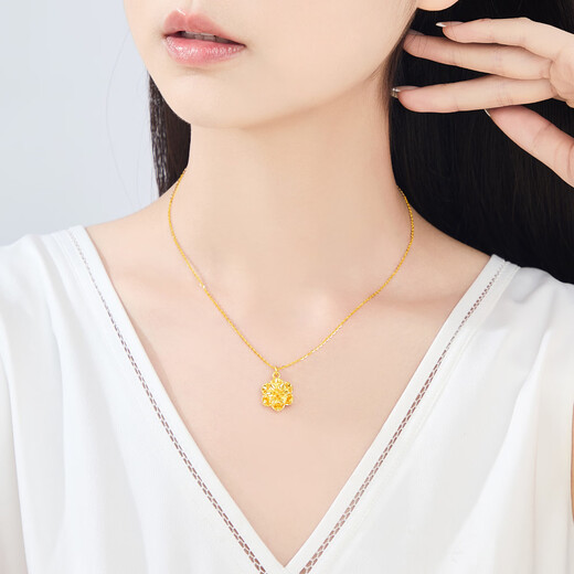 Lao Fengxiang 18K gold necklace for women, romantic flower pendant jewelry, fashionable and versatile birthday and anniversary gift for girlfriend and wife, 18K gold gilded flower dream about 0.2g* brand gift box