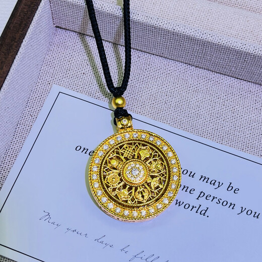 The same style of the gold store, the auspicious rotatable eight-treasure compass pendant necklace with diamonds and sand gold, the most popular Valentine's Day gift for Internet celebrities, the eight-treasure compass pendant + gold beads and black rope