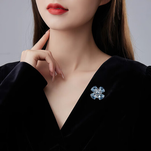 Anti-exposure breast-covering artifact brooch, new magnetic buckle, does not damage clothes, iron-absorbing stone, crystal four-leaf clover flower women's collar pin, blue four-leaf clover-magnetic buckle