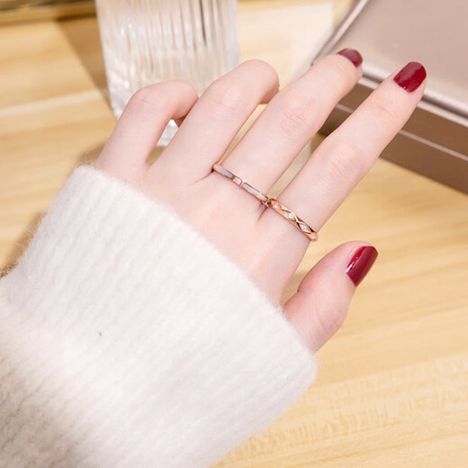 QUAMER cold style simple niche titanium steel inlaid with diamonds plated rose gold ring women's gold color does not fade prismatic section rose gold beauty No. 5 (circumference 5.12cm)