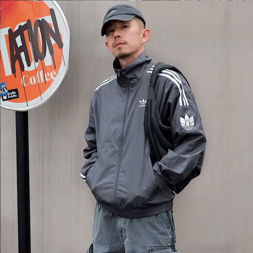 
ADIDAS Adidas Jacket Men and Women Three Stripe Sportswear Retro Loose Windproof Cardigan Three-Leaf Crock Stand-Link Jacket JI7533 Dark Gray M