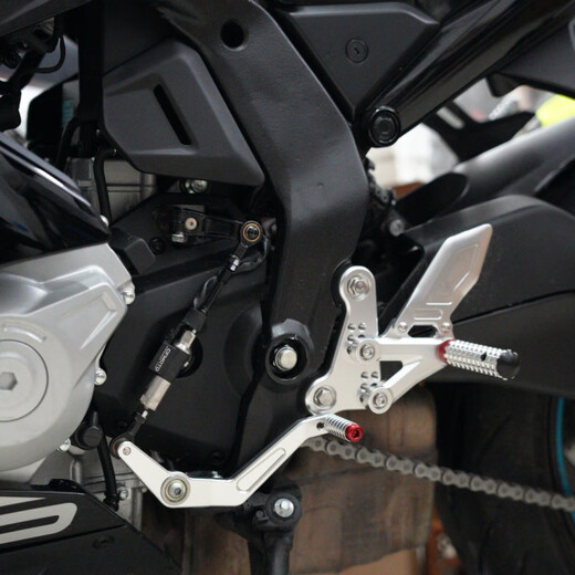 Pupan convient au Chunfeng 675SR 675NK Modifié de la pédale de lifting compétitive Brake Embrayage Gear Gear Bracket Black Grad and Dright Paire