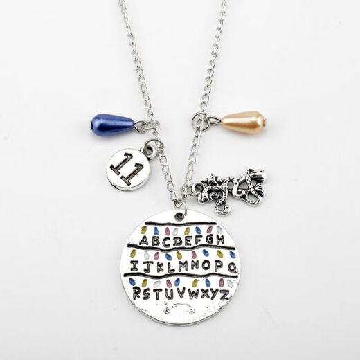 Collier de bijoux périphérique des cerfs et oranges étranges