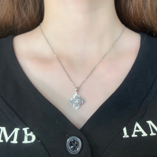 Lao Fengxiang platinum pt950 winding lucky four-leaf clover pendant for girlfriend and wife birthday gift platinum about 2.53g