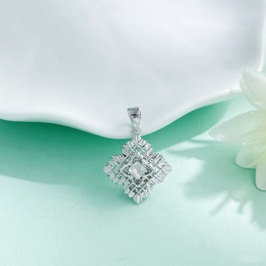 Lao Fengxiang platinum pt950 winding lucky four-leaf clover pendant for girlfriend and wife birthday gift platinum about 2.53g