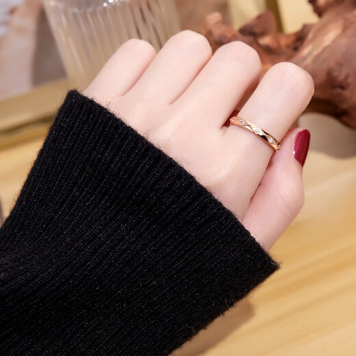 QUAMER cold style simple niche titanium steel inlaid with diamonds plated rose gold ring women's gold color does not fade prismatic section rose gold beauty No. 5 (circumference 5.12cm)