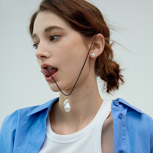Cadena de suéter de perlas barroco El collar largo de mujeres de mujeres de mujer de mujer, joyas de otoño y joyas de invierno, nuevos productos de perla barroca colgante de perlas con cuerda de cuero coreano