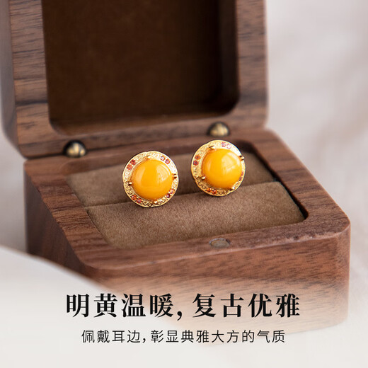 Fat Donglai's same style beeswax earrings, chicken fat yellow amber earrings, retro yellow egg surface gold inlaid with jade, natural metaphysical ears, natural chicken fat yellow Fuqiu earrings