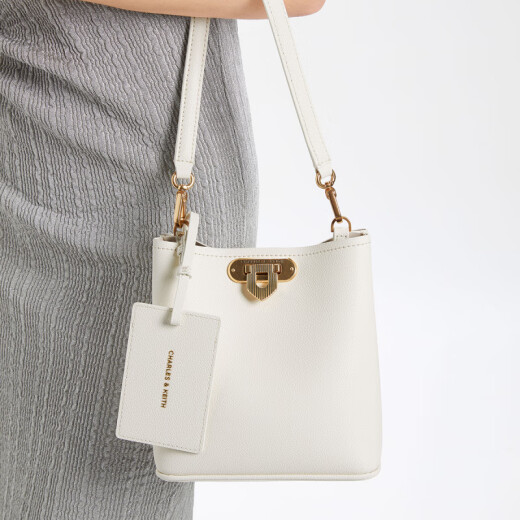 Charles/Keith Summer Mujer Bag Ck2-10782094 Hebilla de metal Un hombro Crossbody Bag Bag Baget Bolsa Flaghship Oficial de crema blanca