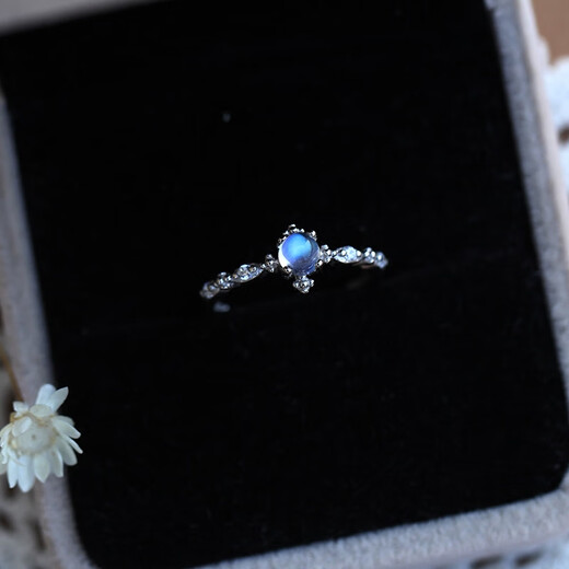Chili natural Sri Lankan moonstone ring blue moonstone women's ring S925 sterling silver moonlight simple gift 4mm moonlight slightly cotton cracked colorful light