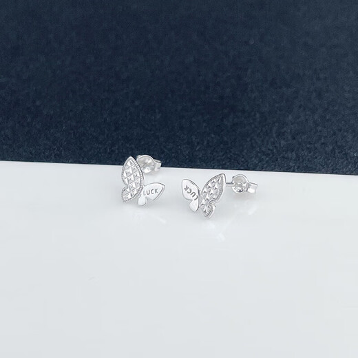 Lao Fengxiang platinum earrings LUCK diamond butterfly earrings, a light luxury gift for girlfriend and wife as a birthday gift, platinum jewelry, white gold, about 2.57g