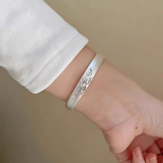 Laohuangxiang 9999 pure silver bracelet, ancient Lotus Heart Sutra solid open silver bracelet, a gift for my girlfriend’s mother, Lotus Heart Sutra silver bracelet, about 30 grams