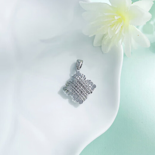 Lao Fengxiang platinum pt950 winding lucky four-leaf clover pendant for girlfriend and wife birthday gift platinum about 2.53g