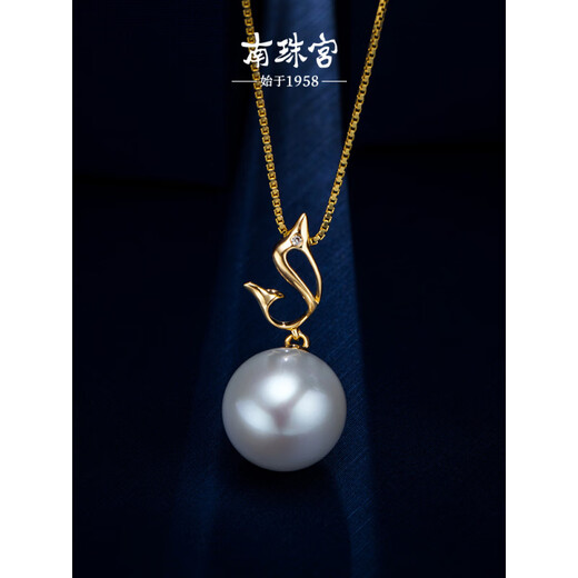 Chinese Valentine's Day gift for girlfriend dolphin 18K gold freshwater pearl pendant necklace inlaid with diamond white round high light clavicle 18K yellow 11-12mm