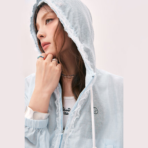 CHUU字母印花外套女2025夏季新品蕾丝边拼接遮阳透肤连帽长袖上衣 baby蓝 均码