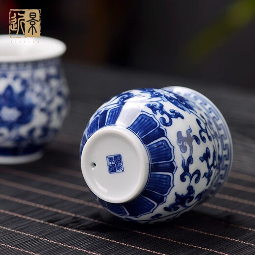 Close-up blue and white porcelain tea set Jingdezhen ceramic complete set household double-layer anti-scald tea cup living room office tea tray Panzhilian