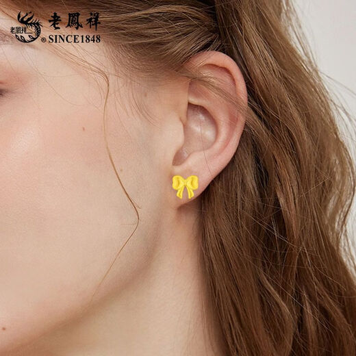 Lao Fengxiang 18k gold bow earrings for women, sweet and versatile earrings, Valentine's Day birthday gift for girlfriend and lover, 18K bow earrings 0.2g
