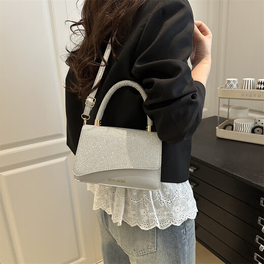 2025 Summer Nuevo exquisito estilo perezoso Bolso cuadrado de moda Internet Viajes de un solo hombro Bolso de bolso de cuerpo cruzado plateado