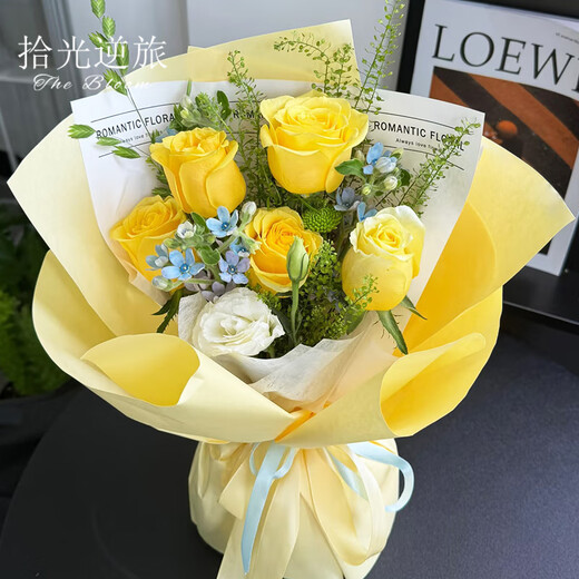 Pick up the light and travel across the country to deliver flowers in the same city. Fashionable yellow rose bouquets for girlfriends and besties as birthday gifts. Flowers delivered by flower shops. Little luck | Yellow roses with green bellflowers and platycodon. Small fresh bouquets.