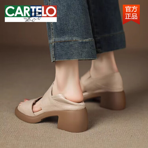 Cartelo 2025 Новые 6 -см супер мягкая кожаная мягкая подошва сандалии рта для женщин в летнем ношении толстые каблуки высокие каблуки римские туфли от белых 37
