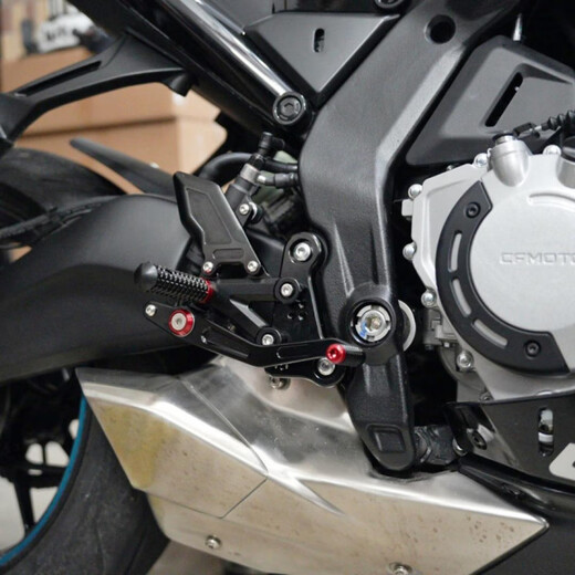 Pupan convient au Chunfeng 675SR 675NK Modifié de la pédale de lifting compétitive Brake Embrayage Gear Gear Bracket Black Grad and Dright Paire