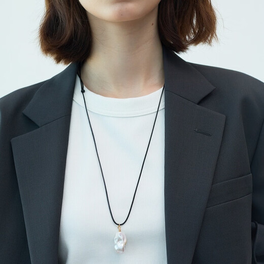 Cadena de suéter de perlas barroco El collar largo de mujeres de mujeres de mujer de mujer, joyas de otoño y joyas de invierno, nuevos productos de perla barroca colgante de perlas con cuerda de cuero coreano