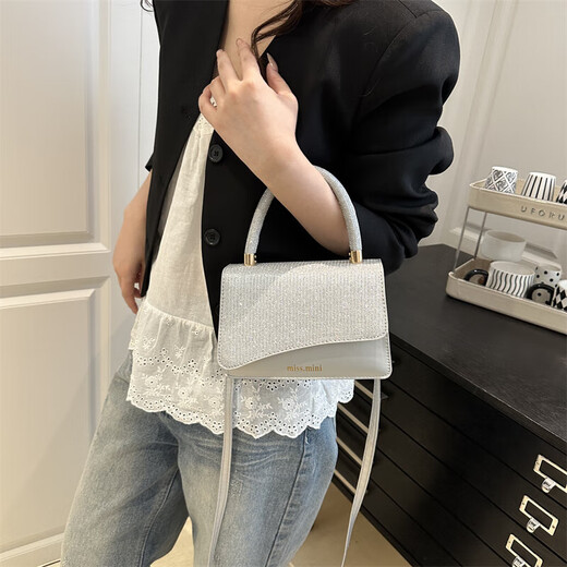 2025 Summer Nuevo exquisito estilo perezoso Bolso cuadrado de moda Internet Viajes de un solo hombro Bolso de bolso de cuerpo cruzado plateado