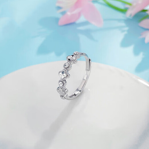Lao Fengxiang pt50 platinum small lucky imitation diamond four-leaf clover women's ring as a birthday gift for girlfriend and wife platinum about 3.19g