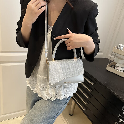 2025 Summer Nuevo exquisito estilo perezoso Bolso cuadrado de moda Internet Viajes de un solo hombro Bolso de bolso de cuerpo cruzado plateado