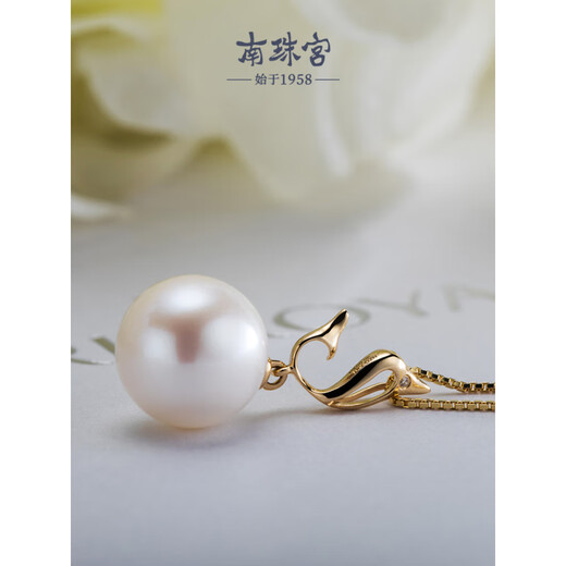 Chinese Valentine's Day gift for girlfriend dolphin 18K gold freshwater pearl pendant necklace inlaid with diamond white round high light clavicle 18K yellow 11-12mm